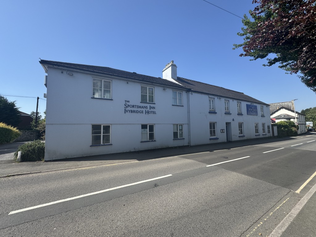 Lot: 80 - SUBSTANTIAL FOURTEEN-BEDROOM HOTEL AND INN CLOSE TO DARTMOOR NATIONAL PARK - Front of the property from the road
